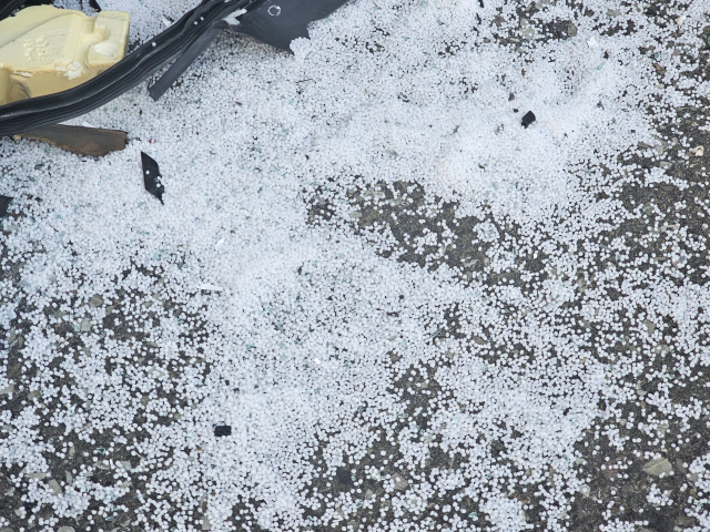 A 씨가 몰던 SUV 차량은 도로에 쏟아진 플라스틱 가루를 밟고 미끄러져 사고를 낸 것으로 파악됐다. 독자 제공