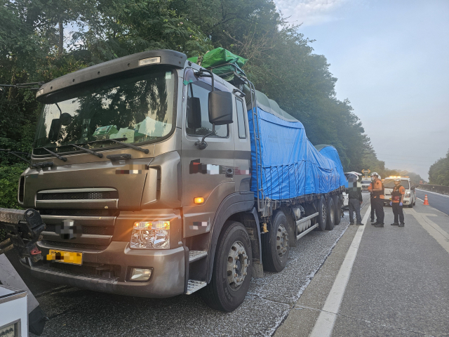 19일 오전 5시 40분께 경남 하동군 진교면 남해고속도로 진교나들목 인근에서 화물차와 SUV 차량 간 추돌사고가 발생해 SUV 운전자가 숨졌다. 독자 제공