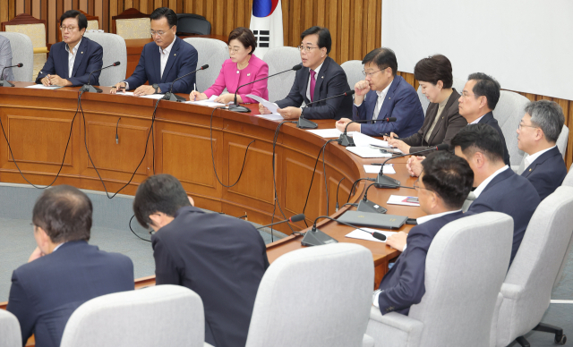 국민의힘 송언석 비상대책위원장 겸 원내대표가 19일 국회에서 열린 원내대책회의에서 발언하고 있다. 연합뉴스