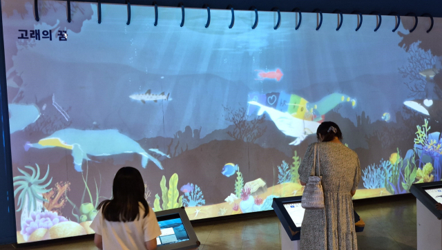 한 모녀가 울산 장생포고래생태체험관에서 영상물 체험에 참여하고 있다. 남태우 기자