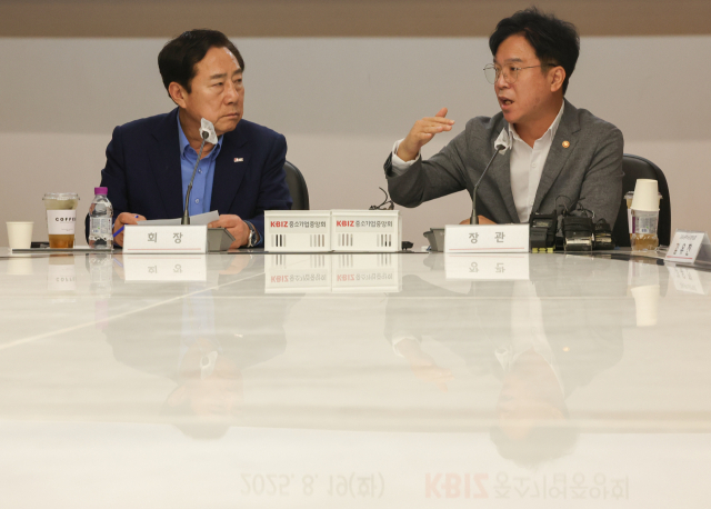 김영훈 고용노동부 장관(오른쪽)이 19일 서울 여의도 중소기업중앙회를 방문해 김기문 중기중앙회장 등 중소기업인들과 간담회를 갖고 ‘노란 봉투법’(노동조합법 2·3조 개정안) 등 현안에 대해 얘기하고 있다. 연합뉴스