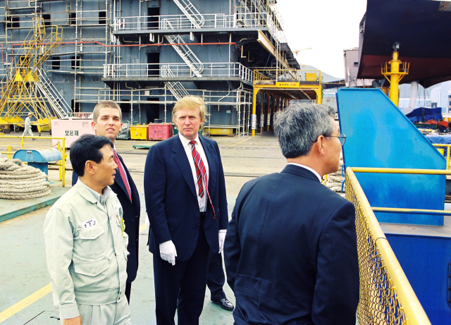 도널드 트럼프 미국 대통령은 1998년 6월 옛 대우그룹 초청으로 한국을 방문했다. 부동산 사업가로 한국 내 ‘트럼프 월드’ 브랜드 주택 사업 등과 관련한 투자 논의를 위한 자리였다. 이때 장남 트럼프 주니어와 함께 대우그룹 계열사였던 대우중공업 옥포조선소(현 한화오션 거제사업장)를 찾았다. 조선소 현장을 둘러보는 트럼프 부자. 부산일보DB