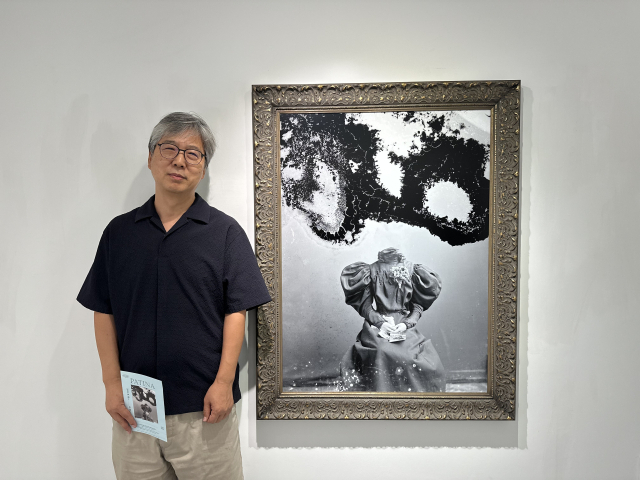 부산갤러리 전시장에서 만난 박남사 작가. 김은영 기자 key66@