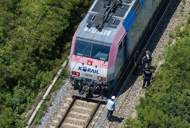 경북 청도에서 무궁화호 열차가 선로 인근에서 작업 중이던 근로자 7명을 치는 사고가 발생했다. 연합뉴스