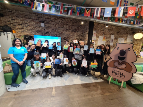 호주 스터디 퍼스(Study Perth)에서 학생들이 참여한 문화교류 프로그램 기념 촬영 사진