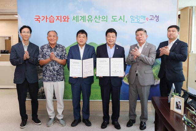 고성군은 18일 부산일보사와 청룡기 대회 개최를 위한 업무협약을 체결했다. 이상근 고성군수(가운데 오른쪽)와 부산일보사 손영신 사장(가운데 왼쪽)이 협약서 서명 후 기념촬영을 하고 있다. 고성군 제공