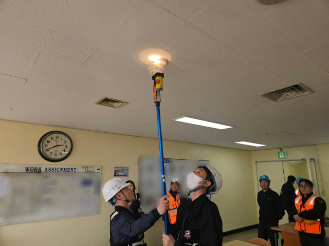 여름철 지속적인 고온과 습도 상승으로 화재 감지기 오작동이 잇따르고 있다. 사진은 지난 3월 소방 당국이 화재경보기 점검에 나선 모습. 부산소방재난본부 제공