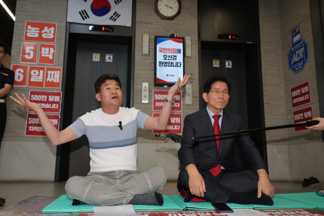 한국사 강사 전한길 씨가 18일 서울 여의도 국민의힘 중앙당사를 찾아 농성 중인 김문수 당 대표 후보 옆에서 김건희특검팀 규탄 발언을 하고 있다. 연합뉴스