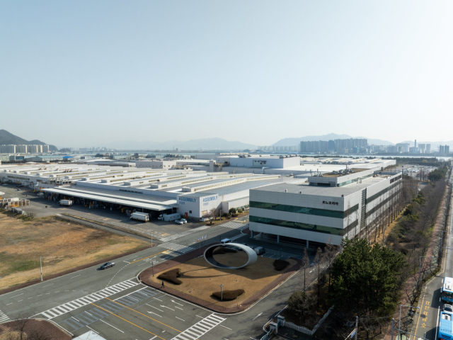 르노코리아 부산공장 조립라인 내 새롭게 설치한 전기차 생산 대응 섀시행거(위)와 르노코리아 부산공장 전경. 르노코리아 제공