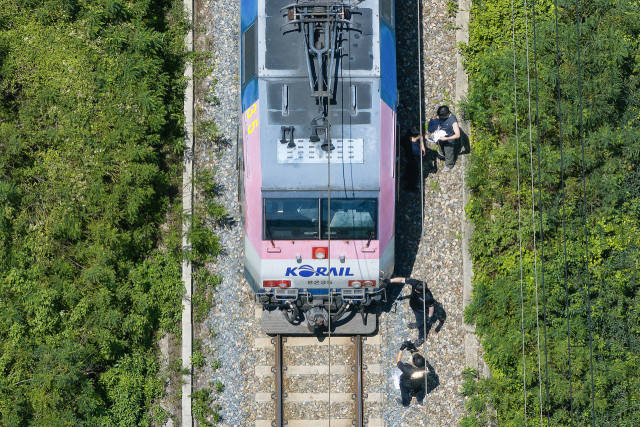 무궁화호 열차가 선로 인근에서 작업 중이던 근로자 7명을 치는 사고가 발생한 19일 경북 청도군 화양읍 삼신리 청도소싸움 경기장 인근 경부선 철로에서 경찰과 소방, 코레일 등 관계자들이 사고가 난 무궁화호 열차를 조사 하고 있다. 연합뉴스