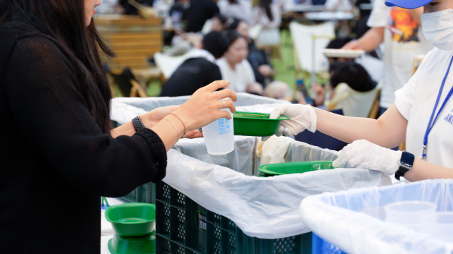 부산국제주류박람회에서 참가객이 다회용기를 반납하고 있다. 제로메이커스 제공