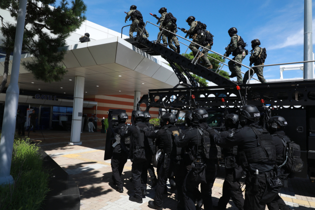 국가중요시설 복합테러 대응훈련 중 인질구출을 위해 병력이 투입되고 있다. 인천항만공사(IPA) 제공