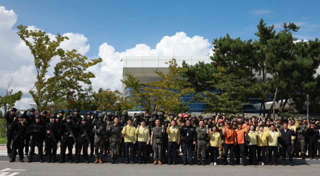 인천항만공사(IPA) 이경규 사장과 을지연습에 참여한 기관 대표자들과 대원들이 기념촬영을 하고 있다. IPA 제공