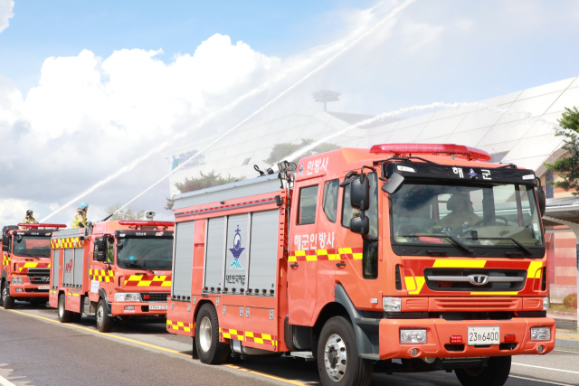 소방 및 해군대원들이 인천항 크루즈터미널 화재를 진압하고 있다. 인천항만공사(IPA) 제공