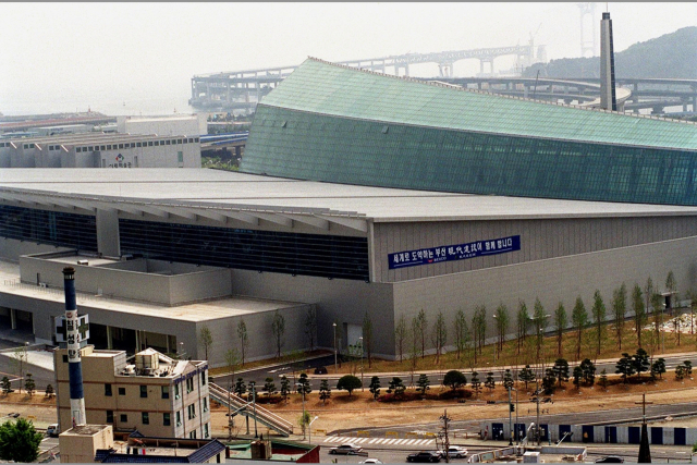 2001년 준공된 벡스코 1단계 건물 외벽에 공사에 참여한 현대건설의 ‘세계로 도약하는 부산, 현대건설이 함께 합니다’는 플래카드가 붙어 있다. 부산일보DB