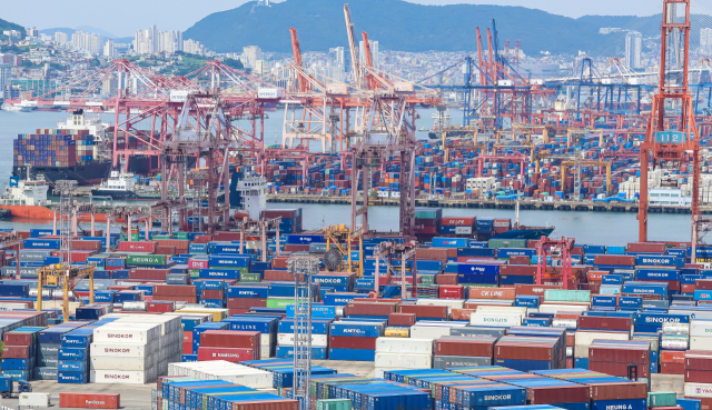 미국이 부울경의 주력 대미 수출 품목인 철강·알루미늄 파생상품 407개를 추가로 관세 대상에 포함하겠다고 발표해 지역 업계의 타격이 예상된다. 부산항 신선대부두 전경. 김종진 기자 kjj1761@