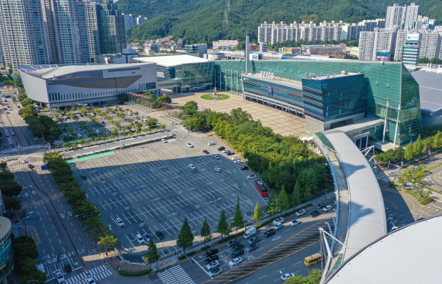 19일 현대건설이 참여를 포기한 부산 해운대구 벡스코 제3전시장 건립 예정 부지(야외 주차장)와 일대 전경. 김종진 기자 kjj1761@