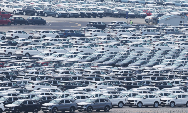 도널드 트럼프 미국 대통령이 한국을 상대로 부과한 상호 관세 15%가 본격적으로 시행된 7일 경기도 평택항에 수출용 자동차가 세워져 있다. 연합뉴스