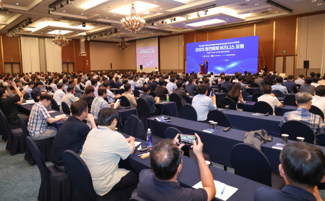 한수원과 산업통상자원부가 19일 경주 라한셀렉트에서 산학연 전문가들이 참가한 가운데 '2025 원전해체 비즈니스 포럼'을 개최했다. 한수원 제공