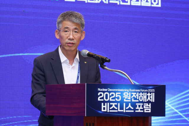 19일 경주 라한셀렉트에서 열린 '2025 원전해체 비즈니스 포럼'에서 한수원 기술부사장이 참가자들에게 인사말을 전하고 있다. 한수원 제공