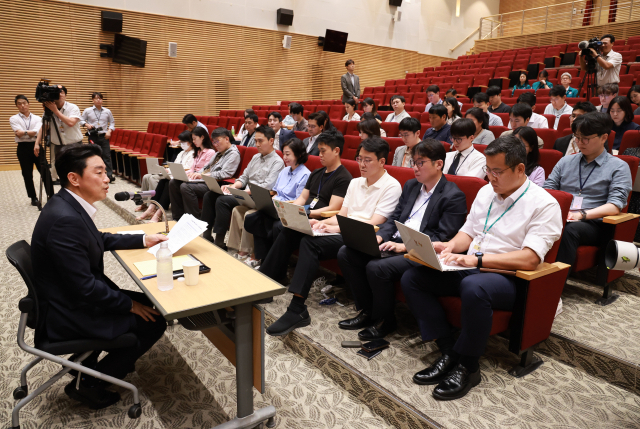 강훈식 대통령비서실장이 19일 서울 용산 대통령실 청사에서 열린 기자간담회에서 발언하고 있다. 연합뉴스