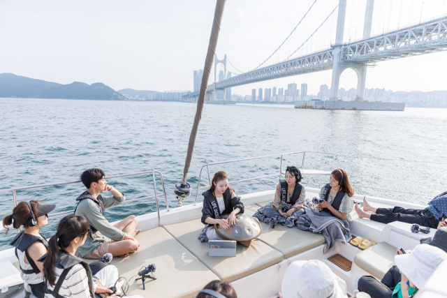올해 상반기에 진행해 주목받은 부산 해양치유 프로그램의 ‘요트 리트릿’. 부산관광공사 제공