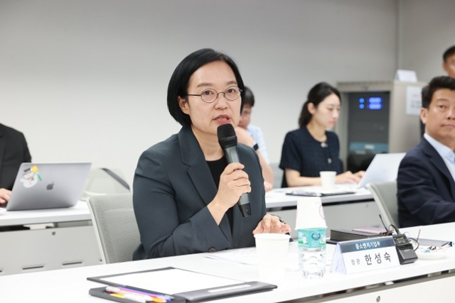 한성숙 중소벤처기업부 장관이 지난 13일 서울 종로구 광화문빌딩에서 열린 벤처생태계 활성화를 위한 정책 현장투어에서 인사말을 하고 있다. 중기부 제공