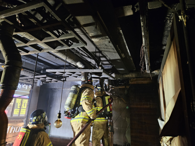 19일 오후 10시 15분께 부산 부산진구 부전동의 한 식당에서 불이 나 소방 추산 약 575만 원의 재산 피해가 났다. 부산소방재난본부 제공