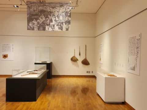 주일한국문화원 갈대빗자루 전시 사진