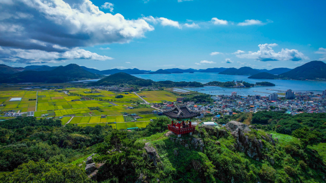 거제시 거제면 동상리 수정봉 정상에 남은 수정산성 흔적. 거제시 제공