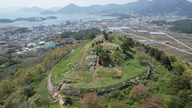 거제시 거제면 동상리 수정봉 정상에 남은 수정산성 흔적. 거제시 제공