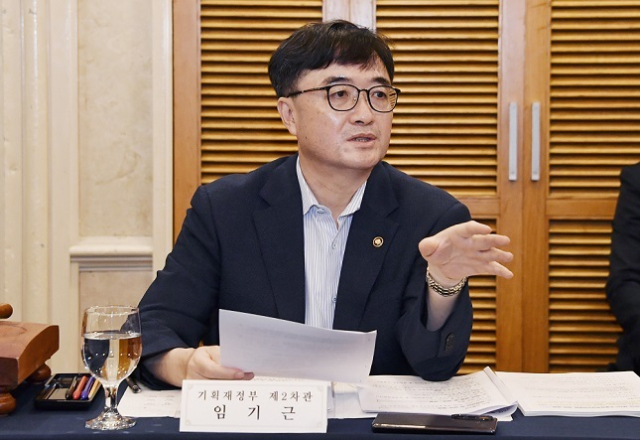 임기근 기획재정부 차관이 8월 20일 서울 여의도 켄싱턴호텔에서 열린 '제3차 조달정책심의위원회'를 주재하면서 모두발언을 하고 있다. 기재부 제공