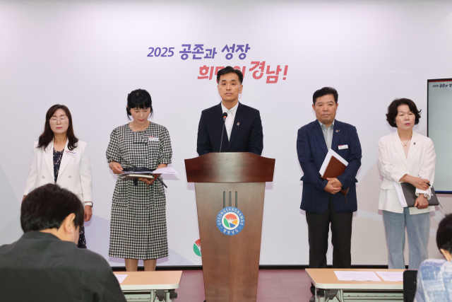 경남도 이도완 보건의료국장(가운데)이 20일 도청 브리핑룸에서 지역필수의사제도에 대해 설명하고 있다. 경남도 제공