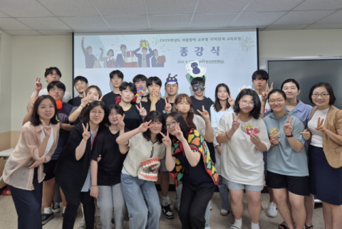 보건교육 시연을 진행하고 기념 촬영 중인 학생들.