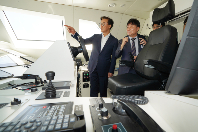 전재수(왼쪽) 해양수산부 장관이 20일 울산 자율운항선박 성능실증센터 현장을 방문해 자율운항선박 기술개발 현장을 점검하고 있다. 해수부 제공