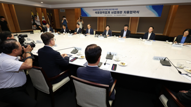 정부가 경쟁력 위기에 처한 석유화학산업에 관해 구조개편 방침을 밝힘에 따라 금융당국이 주요 시중은행과 국책은행 등을 소집한다. 김정관 산업통상자원부 장관이 20일 서울 중구 대한상공회의소에서 열린 석유화학업계 사업재편 자율협약식에서 모두 발언을 하고 있다. 연합뉴스