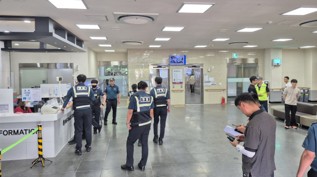 지난 7일 오후 2시 30분께 30대 남성으로부터 “하단수영장에 폭탄을 설치했다”는 허위 신고가 112에 접수됐다. 사진은 사하구 을숙도 서부산권장애인스포츠센터에서 건물 수색을 진행하고 있는 경찰의 모습. 부산 사하경찰서 제공