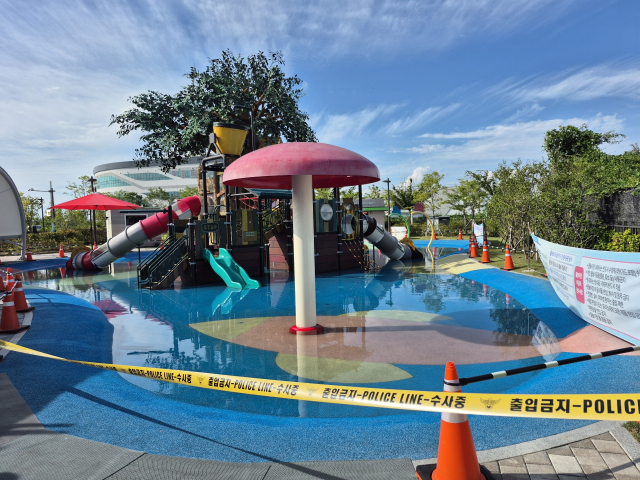 지난 7일 오후 2시 30분께 30대 남성으로부터 “하단수영장에 폭탄을 설치했다”는 허위 신고가 112에 접수됐다. 경찰은 사하구 을숙도 서부산권장애인스포츠센터와 인근 어린이풀장을 대상으로 수색을 진행했다. 사진은 폭발물 조사를 진행하기 위해 출입이 제한된 어린이풀장의 모습. 부산 사하경찰서 제공