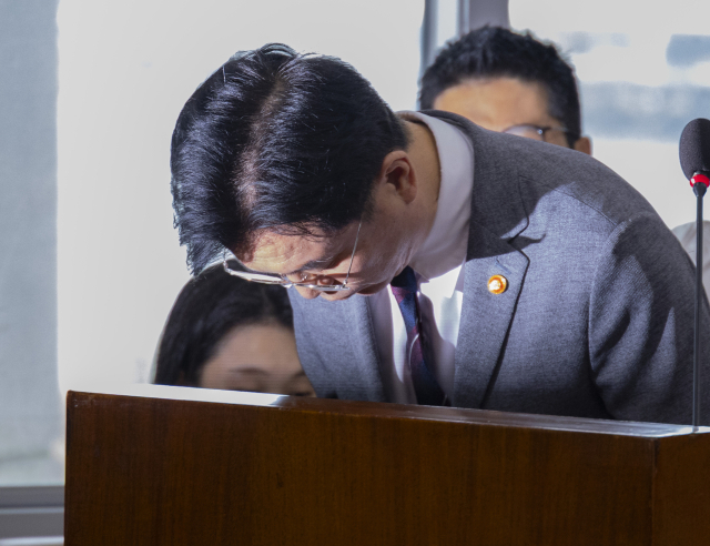 김영훈 고용노동부 장관이 20일 국회에서 열린 환경노동위원회 전체 회의에 출석해 2024년도 결산 보고 전 전날 경북 청도 열차 사고와 관련해 사과하고 있다. 연합뉴스