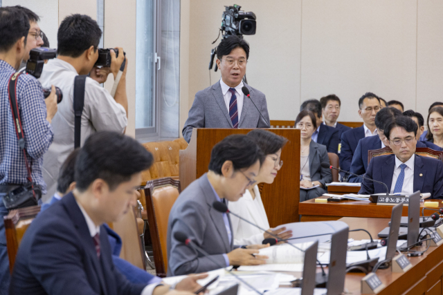 김영훈 고용노동부 장관이 20일 국회에서 열린 환경노동위원회 전체 회의에 출석해 2024년도 결산 보고를 하고 있다. 연합뉴스