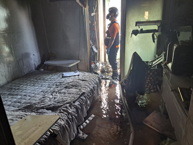 20일 오전 부산 사상구 모라동의 한 아파트 9층에서 배터리가 원인으로 추정되는 불이 났다. 부산소방재난본부 제공