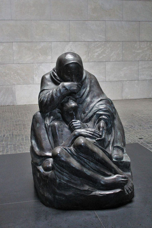 케테 콜비츠, 죽은 아들을 안고 있는 어머니. 피에타(확대 버전), 베를린 노이에 바허. ⓒBeko/CC BY-SA 4.0(via Wikimedia Commons)