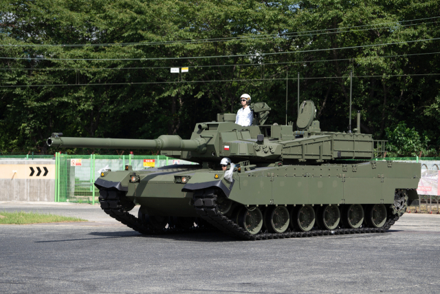 지난 19일 현대로템 창원공장 시험장에서 K2전차가 시범 주행을 하고 있다. 현대로템 제공