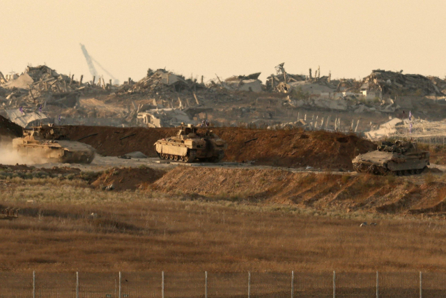 지난 19일(현지 시간) 이스라엘 국경 지역에서 촬영된 가자 지구. 팔레스타인 영토 내부에 이스라엘 탱크가 배치되고 있다. AFP연합