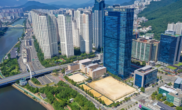 20일 부산 해운대구 센텀운동장 일대 전경. 이 곳은 센텀2초등학교 예정 부지였으나 센텀중 증축 추진으로 인해 별도 초등 신설은 불가능해졌다. 부산시교육청은 남은 부지에 센텀초 분교 설립을 추진한다. 김종진 기자 kjj1761@