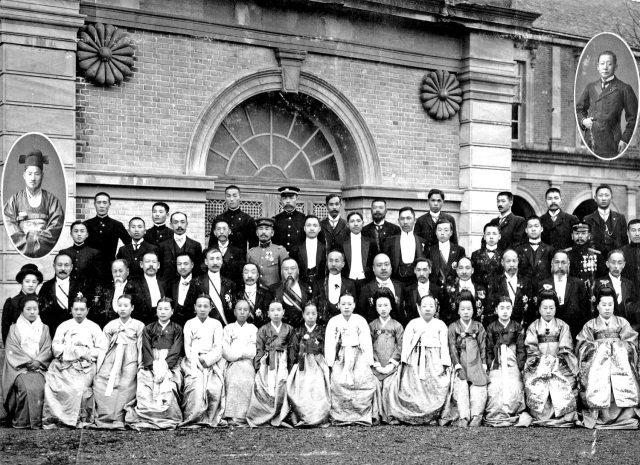 1910년 친일 매국노들이 한일병합 직후 일제의 초청을 받아 부부 동반으로 도쿄로 건너가 촬영한 기념 사진. 북피움 제공