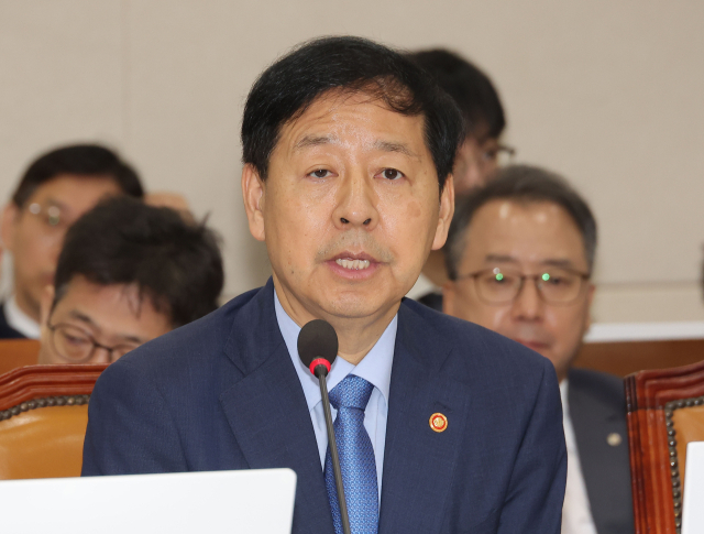구윤철 경제부총리 겸 기획재정부 장관이 19일 국회에서 열린 기획재정위원회 전체회의에서 의원 질의에 답변하고 있다. 연합뉴스