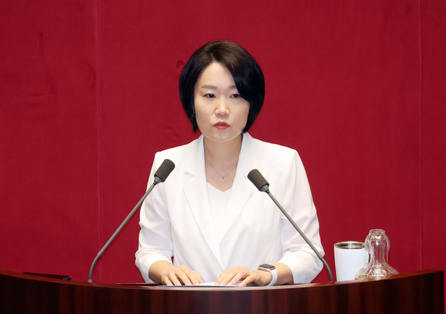 더불어민주당 이소영 의원이 4일 국회 본회의에서 2025년도 제2회 추가경정예산안이 상정된 가운데 토론하고 있다. 연합뉴스