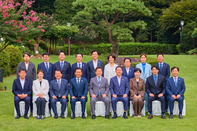이재명 대통령이 20일 서울 한남동 관저에서 더불어민주당 정청래 대표, 김병기 원내대표 등 지도부와 만찬 전 기념 촬영을 하고 있다. 연합뉴스