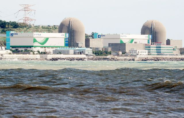 21일 오전 3시 50분께 고리원전 신고리 1호기에서 연기가 난다는 신고가 접수됐다. 사진은 부산 기장군 고리원전. 부산일보DB